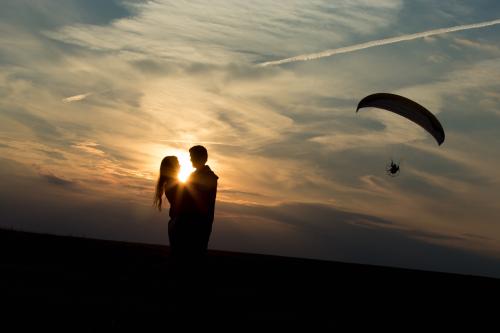 romantyczna para i spadochron