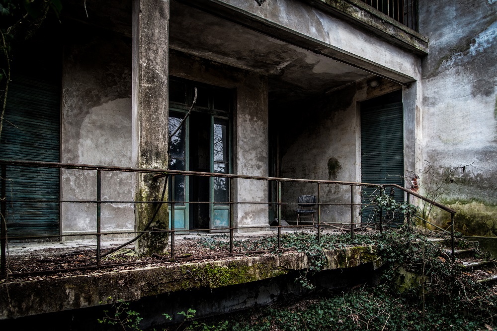 Wejście do opuszczonego, nieszczejącego budynku mieszkalnego